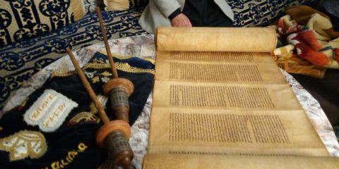مخطوط يهودي بالعبرية على الجلد قديم 2
