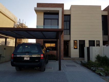 فيلا جاهزة للسكن في دبي 4 غرف وغرفة خادمة علي الجولف 1