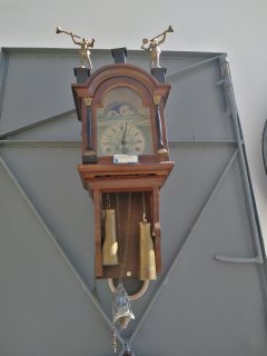 ساعة قديمة جدا أروبية الصنع 2