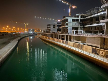 شقة دوبلكس مفروشة بالكامل ذات تراسات على القناة المائية مباشرةً في أبوظبي 2
