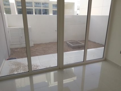 فيلا دورين مع حديقة  جاهزة للبيع في دبي ب 750 ألف درهم كاش 4