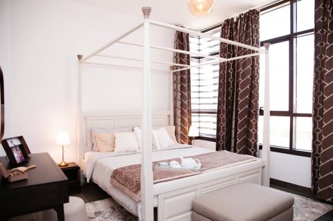 فيلا جاهزة غرفتي نوم وغرفة خادمة في الشارقة  قرب شارع الإمارات ب 999 ألف درهم