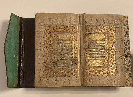 قرآن كريم مخطوط و مزخرف بماء الذهب عمره ٢٦٥ عاما  2