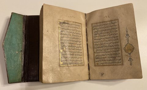 قرآن كريم مخطوط و مزخرف بماء الذهب عمره ٢٦٥ عاما  4
