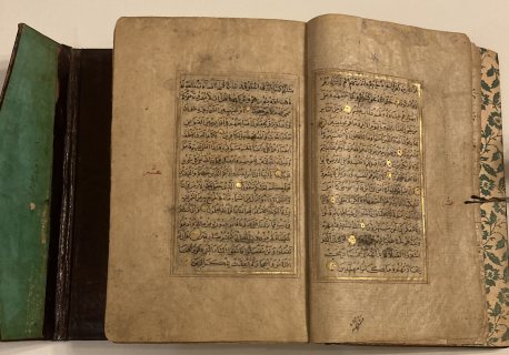 قرآن كريم مخطوط و مزخرف بماء الذهب عمره ٢٦٥ عاما  5