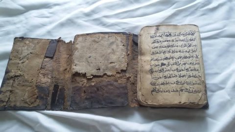 كتاب قرآن قديم  مكتوب بخط اليد  2