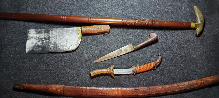 مجموعة قديمة من السكين