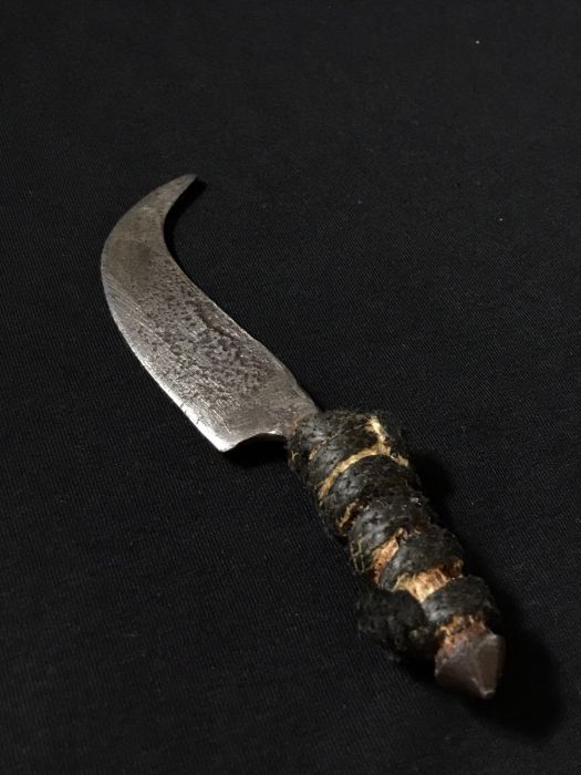 للبيع عاجل خنجر قديم للغاية متوارث عبر الاجيال اقدم من150سنة