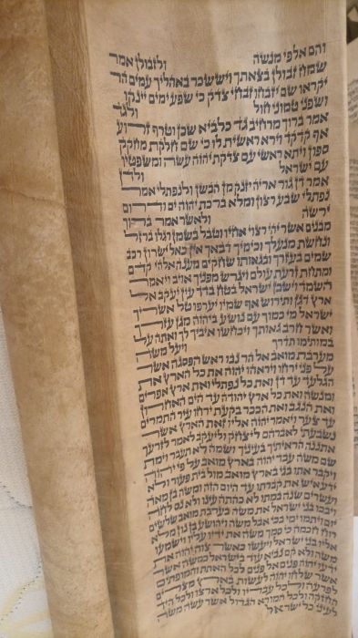 مخطوطان يهوديان مكتوبين باللغة العبرية  1
