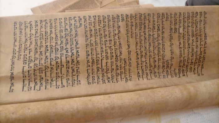 مخطوطان يهوديان مكتوبين باللغة العبرية  2