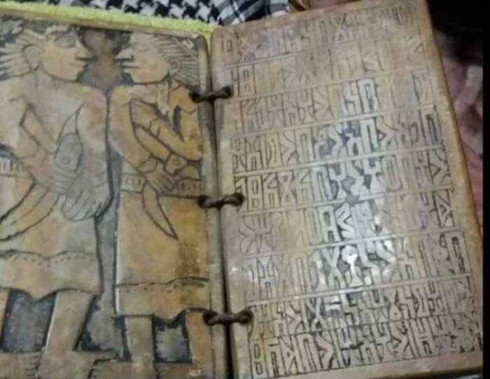 مخطوطات المصحف الشريف للبيع وكتاب عمره يزيد عن ٣٠٠٠ سنة 