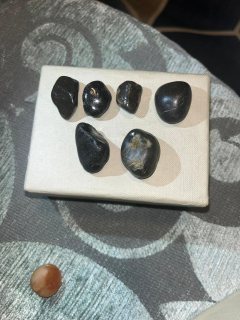 مجموعة من الاحجار السوداء الماس وعقيق نادر جدا احجام معقولة  2