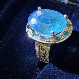 Diamond Ring with gemstone 3