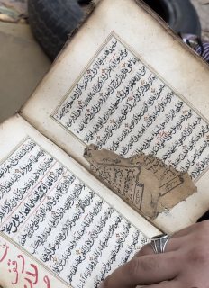 ‎مصحف ومخطوطات تاريخيه مكتوبة بخط اليد عمرها اكثر من 400 سنة 3