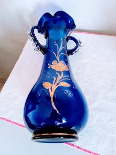 مزهرية انتيك من الزجاج الأزرق الفرنسي المطلي بماء الذهب  5