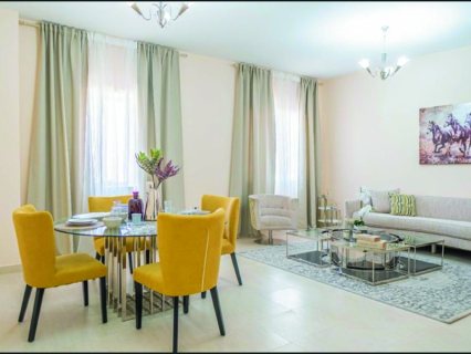2 غرفة اطلالة شارع الشيخ مكتوم - قرية الاميرة - بقسط شهري ومقدم بسيط 