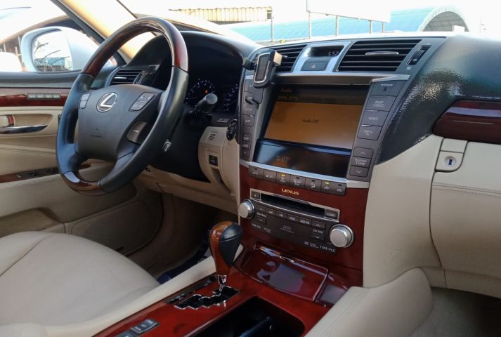 Lexus LS460 4.6L V8 Model 2011 7