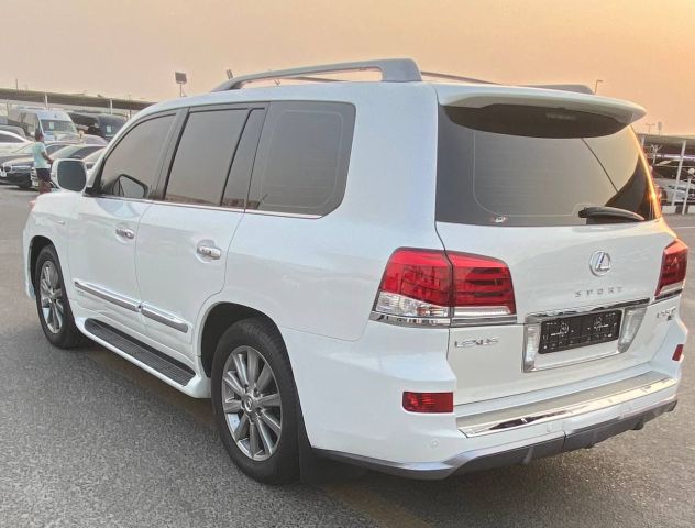 Lexus LX570 S V8 5.7L Full Option Model 2011 4