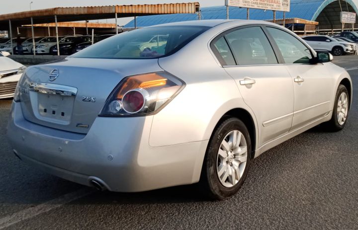 Nissan Altima S V4 2.5L Model 2011 4