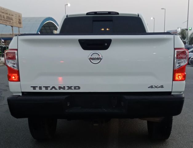 Nissan Titan XD 4X4 V8 5.6L Model 2017  4