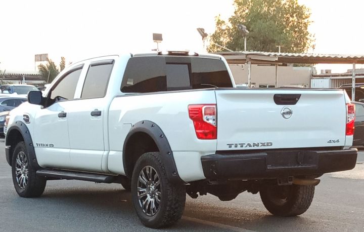 Nissan Titan XD 4X4 V8 5.6L Model 2017  10