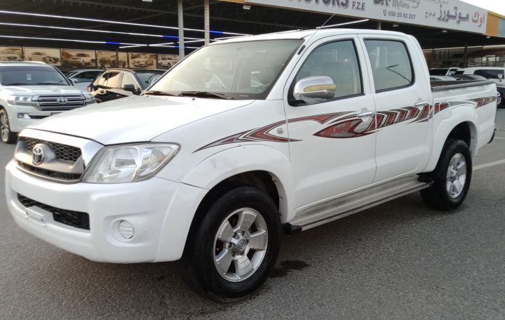 Toyota Hilux 4X4 V4 2.7L Model 2011  4