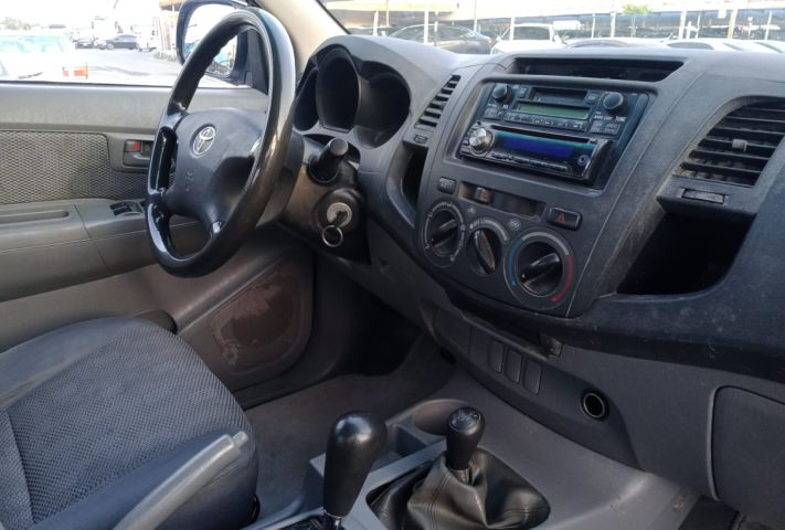 Toyota Hilux 4X4 V4 2.7L Model 2011  8