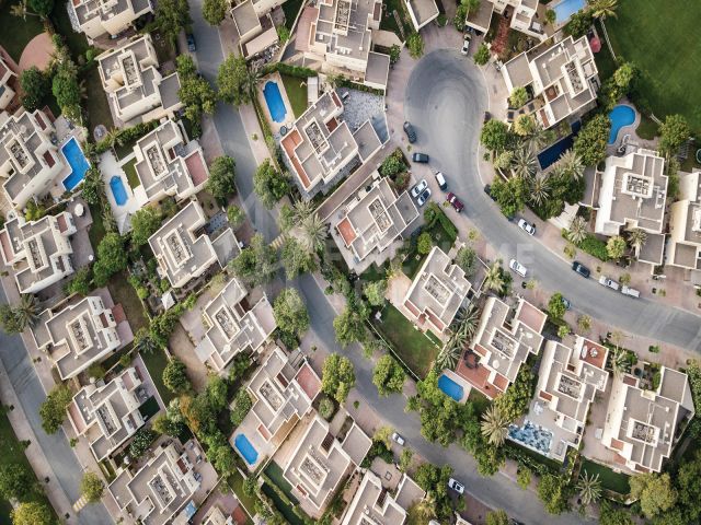 مجمع 5 فلل جديد مع مسبح ومصاعد و 3 مداخل 2