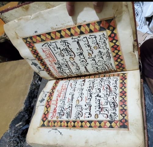 مصحف بخط اليد عمره 95 عام مقاس كبير