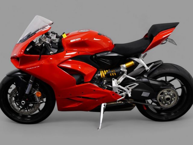 2025 Ducati panigale V2 (+971561943867) 2