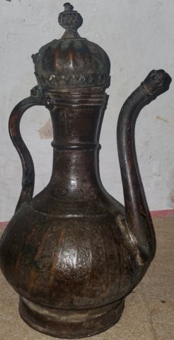 دلة نحاس مزخرفة مؤرخة عمرها 305 عام