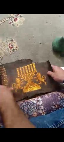تم العثور على 3 مخطوطات قديمه مختلفه اللغة مكتوبه من ماء الذهب