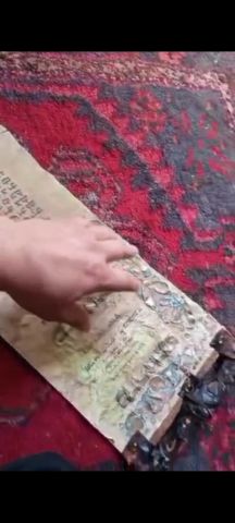 (موجود ثلاث مخطوطات مكتوبة بماء الذهب 8