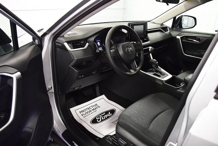 BUY CLEAN USED 2022 Toyota RAV4 XLE Full Option 3