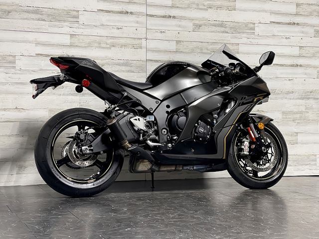 2023 kawasaki ninja ZX-10R   +971551058716