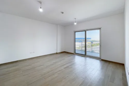 2 Bedrooms Apartment in Waters Edge 3