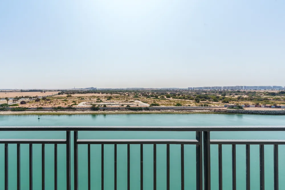 2 Bedrooms Apartment in Waters Edge