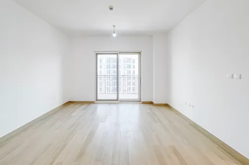 2 Bedrooms Apartment in Waters Edge 3