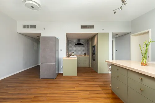 2 Bedrooms Apartment in The Crescent A 3