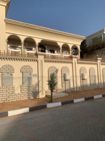 للإيجار فيلا في الشارقة منطقة العزرة موقع مميز بالقرب من الحديقة 