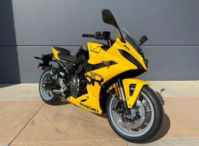 2025 Suzuki GSX-8R 2