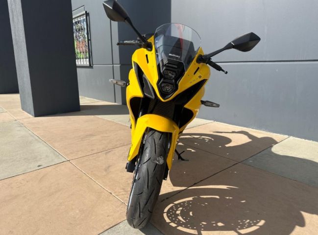 2025 Suzuki GSX-8R 3