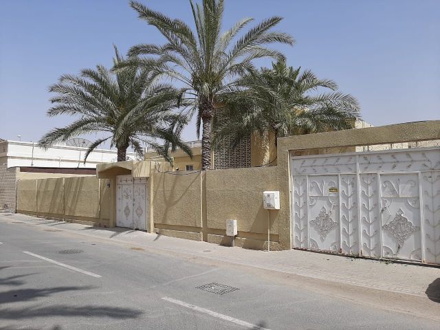 للبيع بيت عربي (شعبي) في الشارقة تقع في منطقة الحزانة طابق واحد