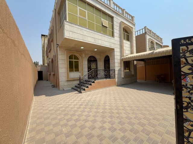فيلا فاخرة للإيجار السنوي في المويهات 3