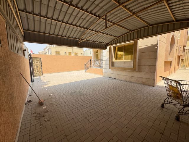 فيلا فاخرة للإيجار السنوي في المويهات 3 3