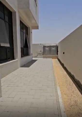 للبيع فيلا مودرن في الشارقة تقع في منطقة الحوشي زاوية طابقين