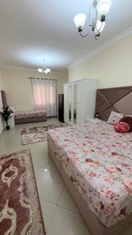 غرفة ماستر فاخرة بشقة جديدة للبنات بالتعاةن الشارقه 2