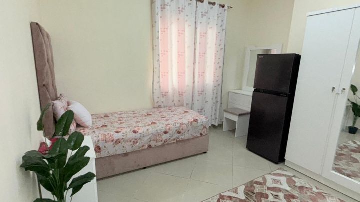 غرفة ماستر فاخرة بشقة جديدة للبنات بالتعاةن الشارقه 6