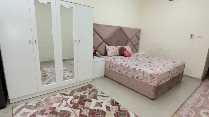 غرفة ماستر فاخرة بشقة جديدة للبنات بالتعاةن الشارقه 9