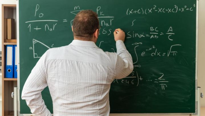 معلم متخصص في تدريس الفيزياء والرياضيات physics math and calculus 3